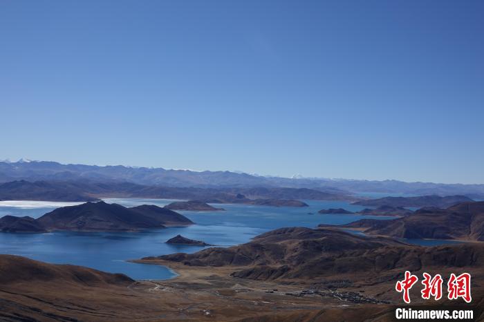 冬日羊卓雍措：湖水湛藍(lán)，如詩(shī)如畫