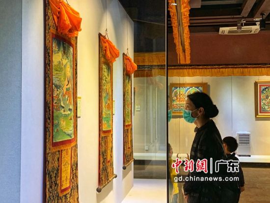 80余幅國(guó)家級(jí)非遺大師希熱布唐卡作品東莞展出。圖為充滿(mǎn)神秘色彩的唐卡作品吸引人駐足觀看(徐倩 攝)