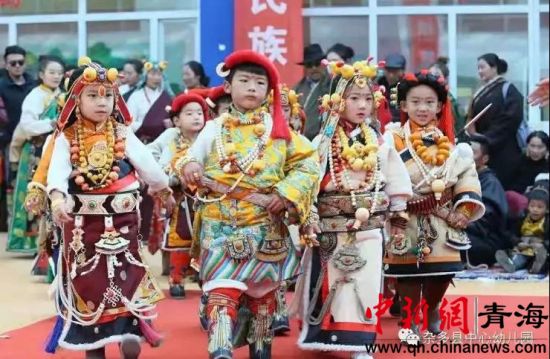 圖為雜多縣中心幼兒園開展了以“傳承非遺文化從我開始”為主題的親子活動暨首屆民間文化游戲節(jié)。