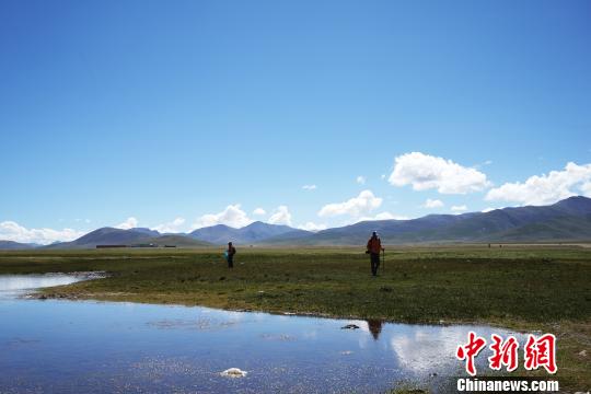 游客體驗(yàn)在藏徒步：一面是雪域美景，一面是城市巨變