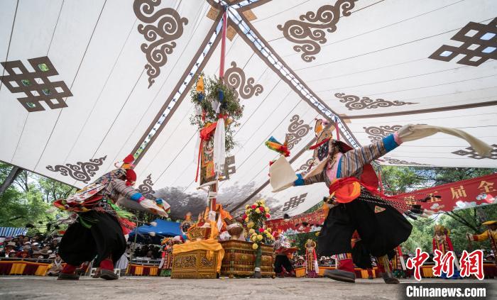 圖為2018年8月12日，西藏拉薩雪頓節(jié)期間，羅布林卡公園內(nèi)舉行的藏戲比賽吸引了眾多藏族民眾和國內(nèi)外游客前來觀看(資料圖)。　何蓬磊 攝