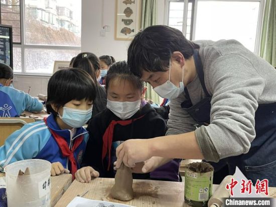 圖為西寧市勞動路小學(xué)教師賈煜與學(xué)生一起制作陶藝。　周瑞辰子 攝