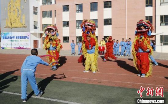 圖為西寧市陽光小學(xué)學(xué)生參加舞獅社團(tuán)?！●R銘言 攝