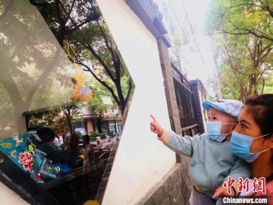 圖為蘭州市民在街頭觀賞刺繡和刻葫蘆的非遺展示。(資料圖) 史靜靜 攝