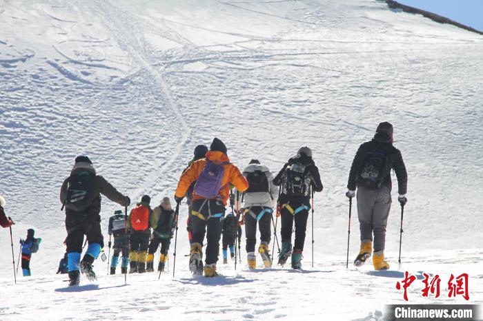 圖為2019年，普通民眾在洛堆峰體驗登雪山活動。資料圖 趙朗 攝