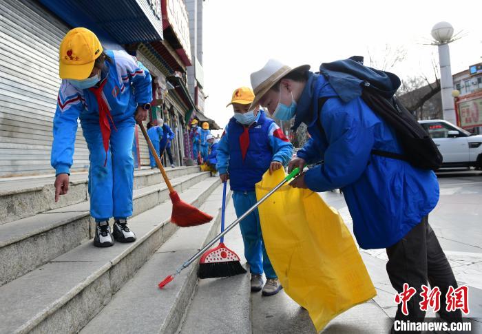 圖為拉薩市小學(xué)生打掃街道?！∝暩聛硭?攝