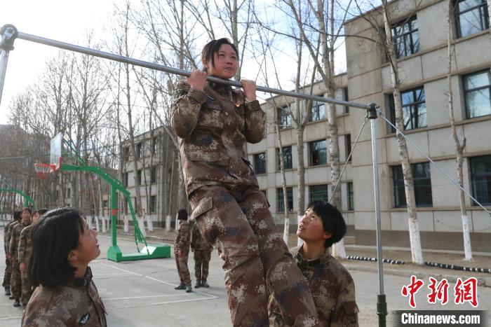 軍隊文職人員軍旅第一步：從職場到訓練場