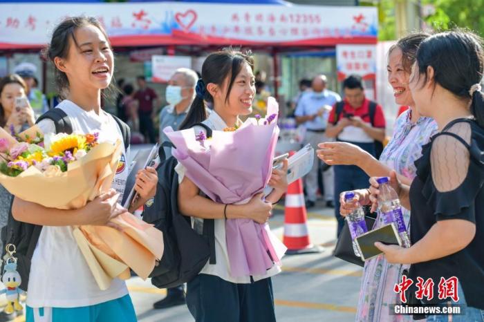 資料圖：6月10日，海南省?？谑泻Ｄ现袑W考點外，家長為剛剛走出考場的考生送上鮮花。當日，海南省2021年高考結(jié)束 。 <a target='_blank' ><p  align=