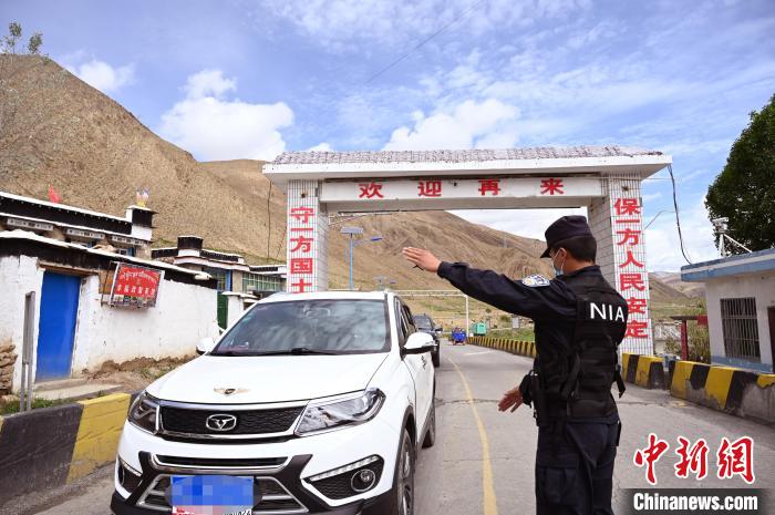 圖為移民管理警察示意司機(jī)停車(chē)接受檢查?！≮w朗 攝