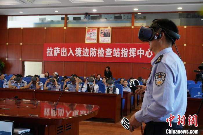 圖為移民管理警察、機場工作人員等體驗VR學(xué)黨史?！≯ㄔ?攝