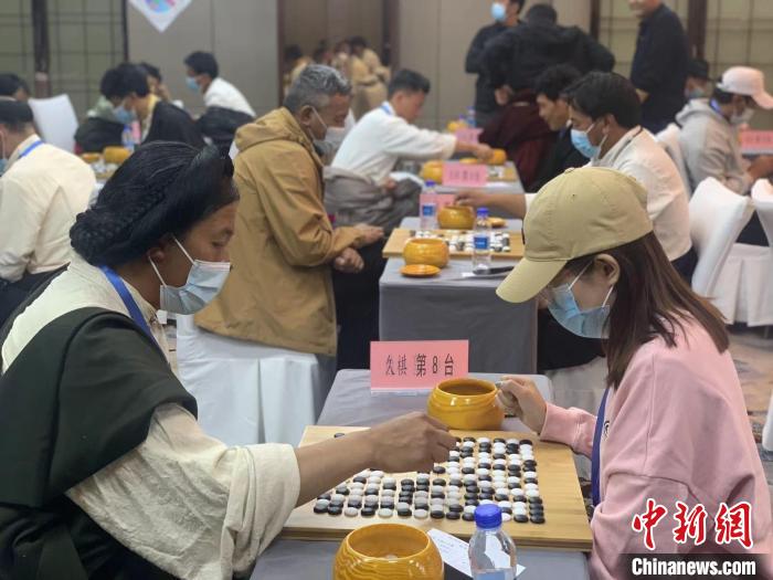 圖為參賽選手正在進(jìn)行藏棋對(duì)弈?！≈x牧 攝