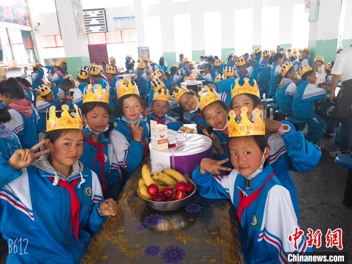 圖為加查縣安繞鎮(zhèn)小學學生集體過六一兒童節(jié)。　安繞鎮(zhèn)小學供圖