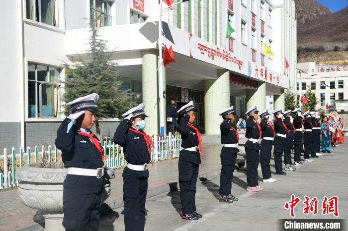 圖為加查縣安繞鎮(zhèn)小學學生爭當“小交警”體驗交警工作?！∝暩聛硭?攝