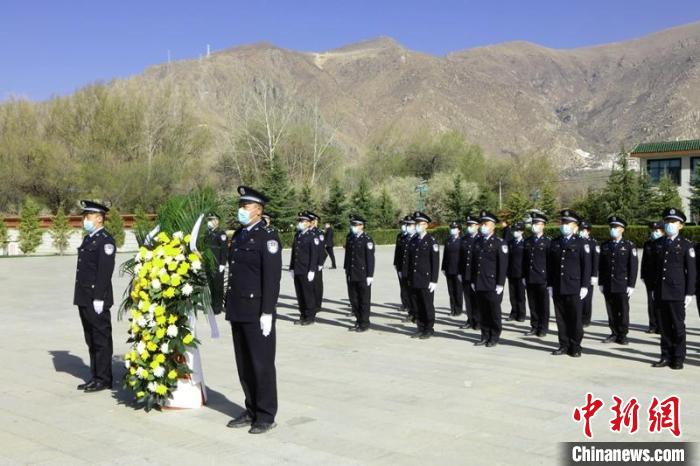 西藏多地邊檢民警開展清明節(jié)紀(jì)念活動(dòng)