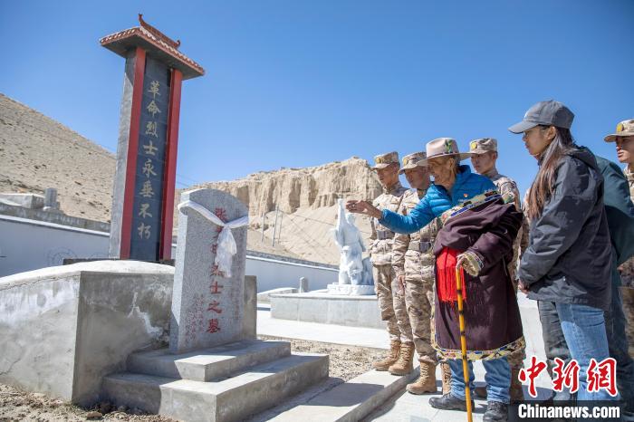 圖為在西藏阿里地區(qū)札達(dá)縣烈士陵園，82歲的次仁南杰老人為軍民代表講述新舊西藏的變化?！詵| 攝