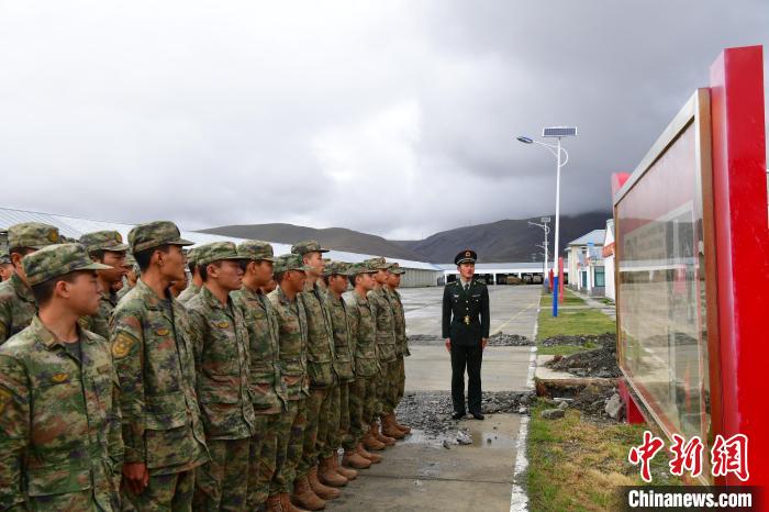 新兵了解邊防歷史。　李學(xué)文 攝