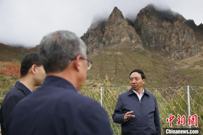 圖為西藏自治區(qū)人大常委會(huì)副主任、拉薩南北山綠化指揮部副總指揮江白(右)?！∝暣_ 攝