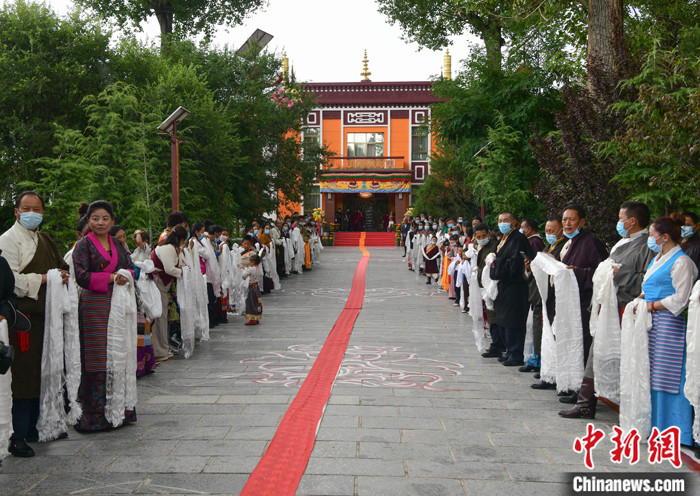 7月30日，在位于拉薩的雪林多吉頗章內(nèi)，各族各界信眾列隊(duì)歡迎班禪回藏?！?lt;a target='_blank' ><p  align=