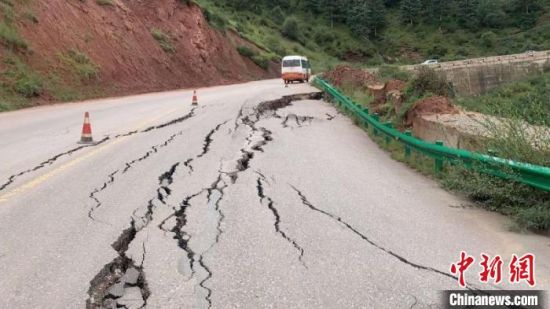 圖為發(fā)生路基下沉滑移險情的路段。果洛公路總段供圖