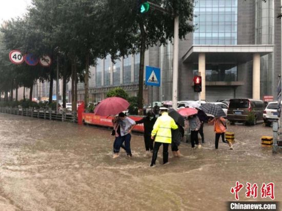 8月28日，青海省東部出現(xiàn)強降水天氣過程，其中西寧地區(qū)出現(xiàn)入汛以來雨量最大、強度最大的強降水過程。西寧交警供圖