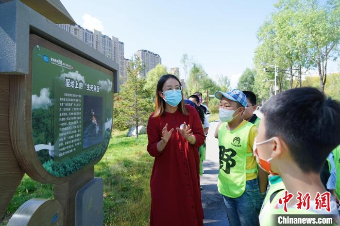 圖為小朋友在青海西寧湟水國家濕地公園內(nèi)學(xué)習(xí)濕地知識(shí)。　馬銘言 攝