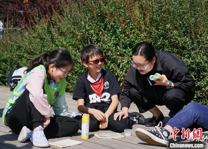 圖為小朋友在青海西寧湟水國家濕地公園內(nèi)認(rèn)識(shí)植物并進(jìn)行繪畫?！●R銘言 攝