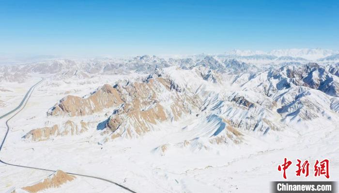 圖為無人機航拍高原雪景?！《继m縣融媒體中心供圖