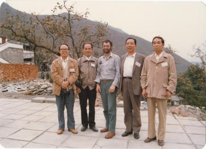 1987年早期脊椎動(dòng)物國(guó)際研討會(huì)在中國(guó)舉行，劉玉海先生(右一)與中外同行專家合影?！avin Young(澳大利亞) 供圖