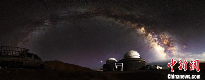 資料圖為冷湖賽什騰山天文臺址的星空。　冷湖工業(yè)園區(qū)供圖