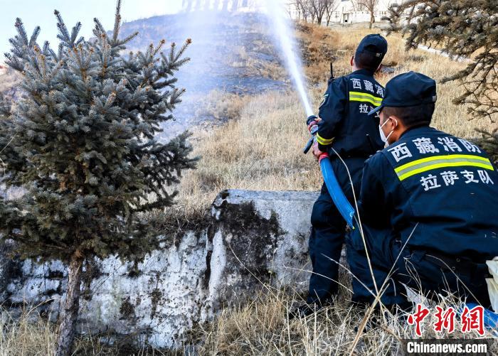 12月6日，布達(dá)拉宮消防救援大隊(duì)在布達(dá)拉宮山體林草區(qū)域開展?jié)窕ぷ??！㈣?攝