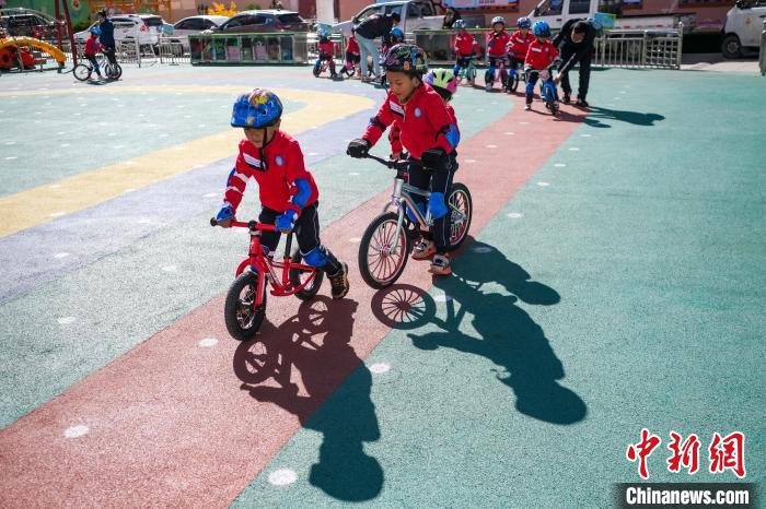 圖為拉薩市實(shí)驗(yàn)幼兒園孩子們正在練習(xí)滑步車?！『闻罾?攝