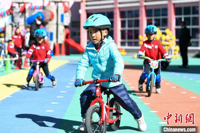 圖為拉薩市實(shí)驗(yàn)幼兒園孩子們正在練習(xí)滑步車。　何蓬磊 攝