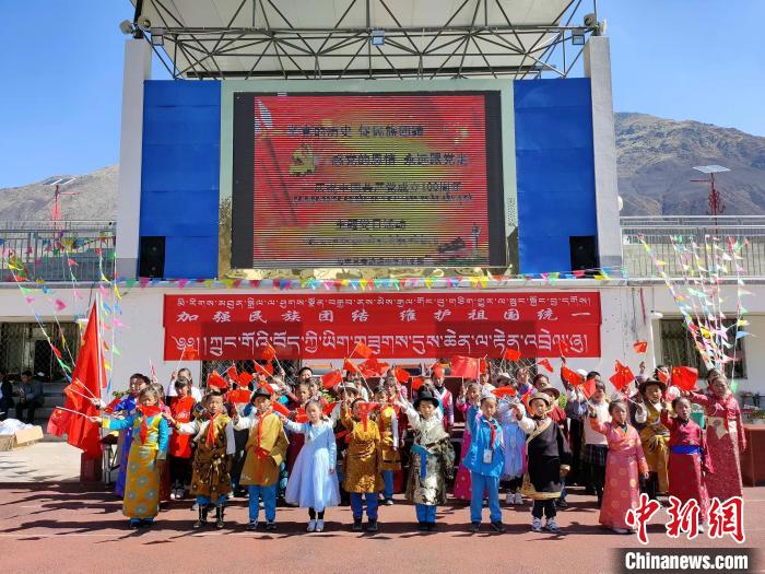 圖為加查縣安繞鎮(zhèn)小學(xué)各民族代表學(xué)生齊唱紅歌。　安繞鎮(zhèn)小學(xué)供圖