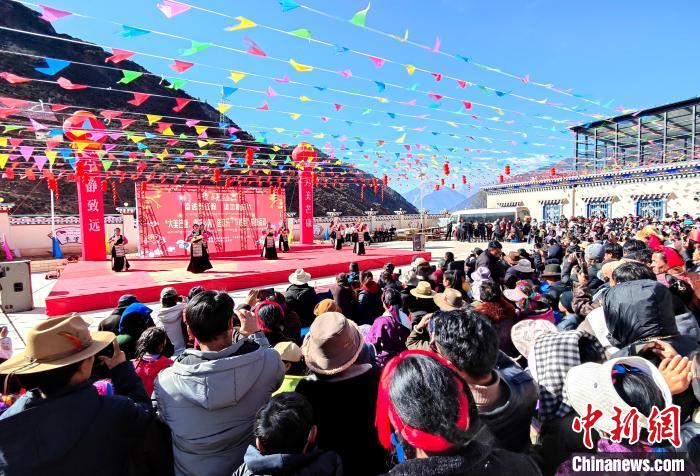 文藝活動(dòng)全景。　芒康縣委宣傳部供圖