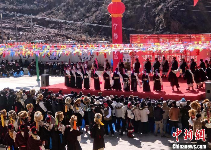 文藝活動(dòng)全景。　芒康縣委宣傳部供圖