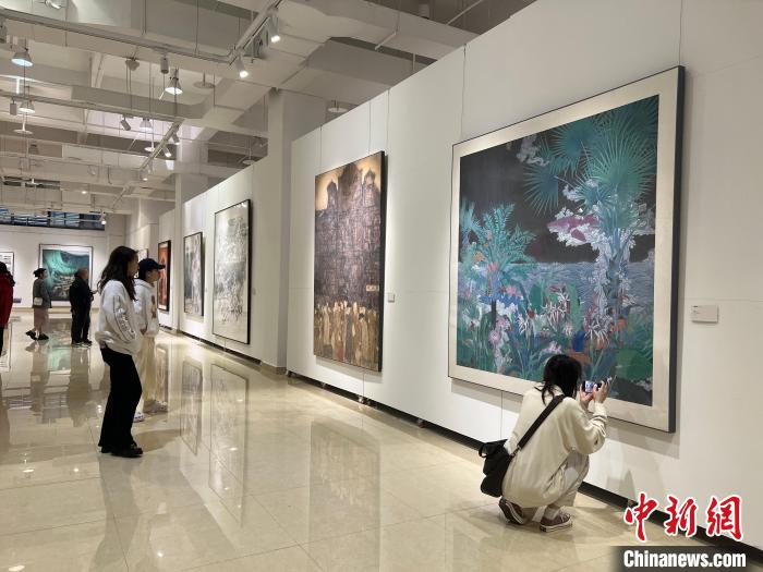 圖為全國青年教師中國畫學術(shù)邀請展吸引學生觀展?！＄婌?攝