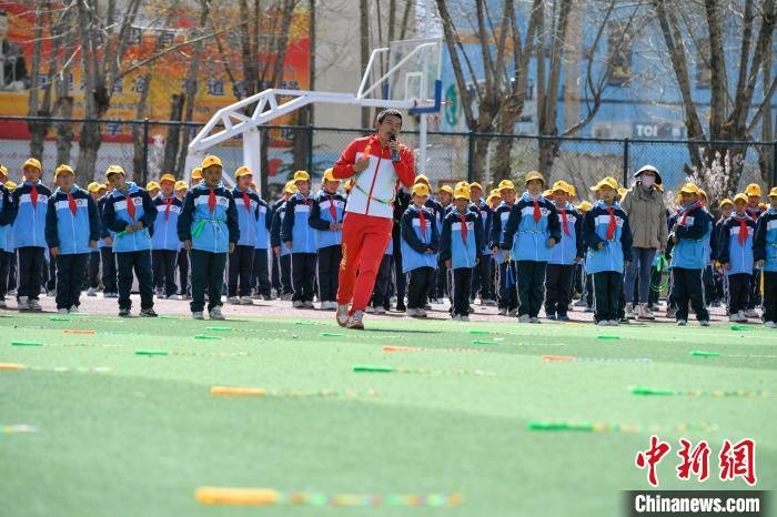 圖為學(xué)生在跳繩教練齊景龍的指導(dǎo)下做準(zhǔn)備運(yùn)動(dòng)?！∝暩聛?lái)松 攝