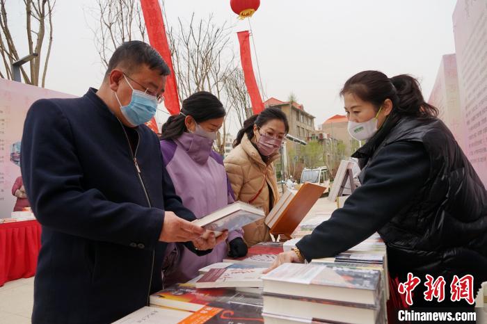 圖為民眾在活動現(xiàn)場購書。　馬銘言 攝