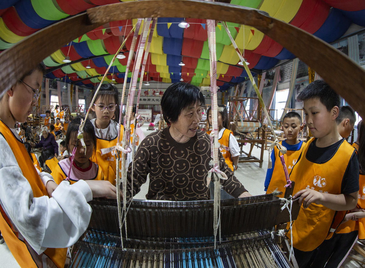 5月1日，在山西省永濟市開張鎮(zhèn)東開張村的惠暢土布文化園，土布制作技師教游客織布技藝。 來源：人民圖片網(wǎng)