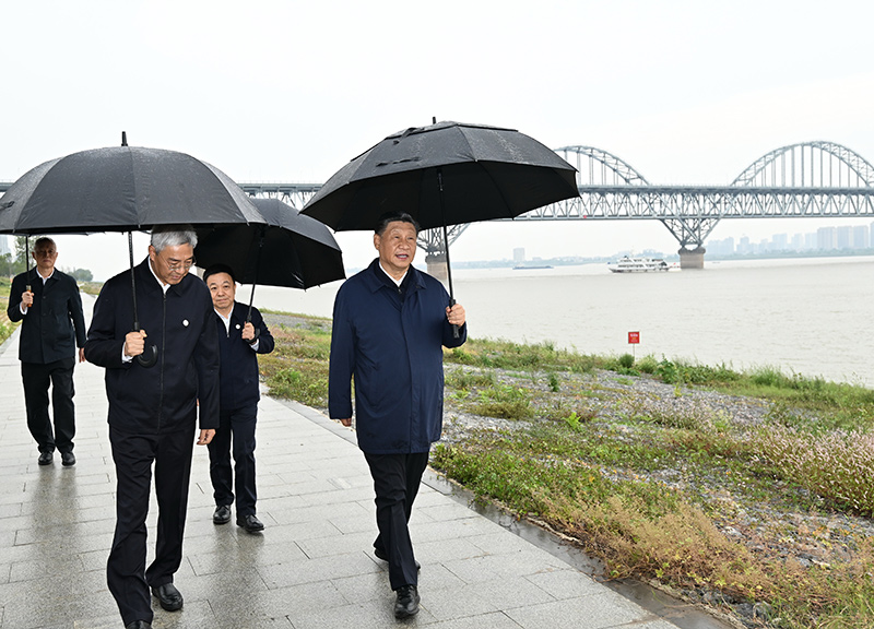 2023年10月10日至13日，中共中央總書記、國家主席、中央軍委主席習(xí)近平在江西考察。這是10日下午，習(xí)近平在長(zhǎng)江國家文化公園九江城區(qū)段考察時(shí)，冒雨沿江堤步行察看沿岸風(fēng)貌。新華社記者 謝環(huán)馳 攝