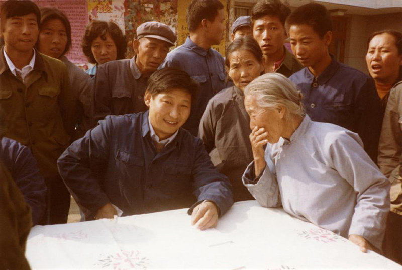 1983年，時任河北正定縣委書記的習近平（前排居中），臨時在大街上擺桌子聽取老百姓意見。