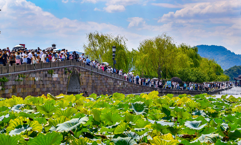 2024年10月4日，杭州西湖景區(qū)迎來國慶假期旅游高峰。