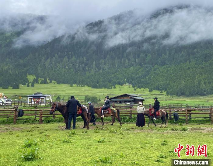 6月10日，游客在魯朗小鎮(zhèn)高山牧場景區(qū)體驗騎馬?！∪轿木?攝