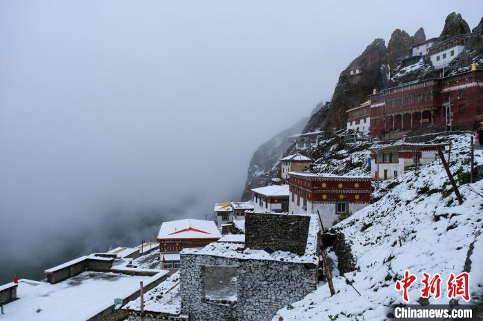 位于孜珠山頂?shù)乃聫R被云霧環(huán)繞，猶如仙境。　江飛波 攝