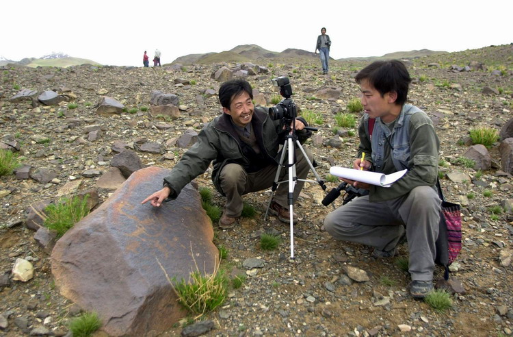 這是科考人員在考察加林山巖畫。（唐召明2001年攝）.jpg