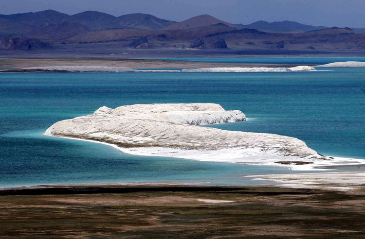 這是班戈錯鹽湖。白色的是鹽類礦物結晶體（唐召明2009年攝）.jpg