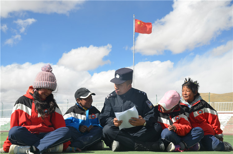 圖為帕羊邊境派出所民警在轄區(qū)學(xué)校宣講全會精神。李忠勤 攝_副本.jpg