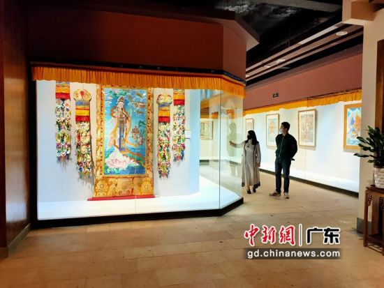 80余幅國家級非遺大師希熱布唐卡作品東莞展出。圖為展出的唐卡作品色澤鮮艷(徐倩 攝)