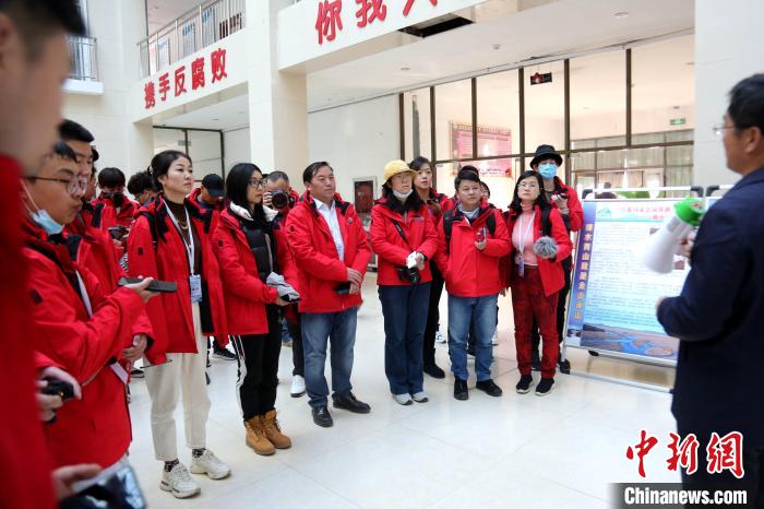 圖為中外媒體采訪三江源國家公園瀾滄江源園區(qū)生態(tài)保護(hù)成效?！?zhí)砀?攝