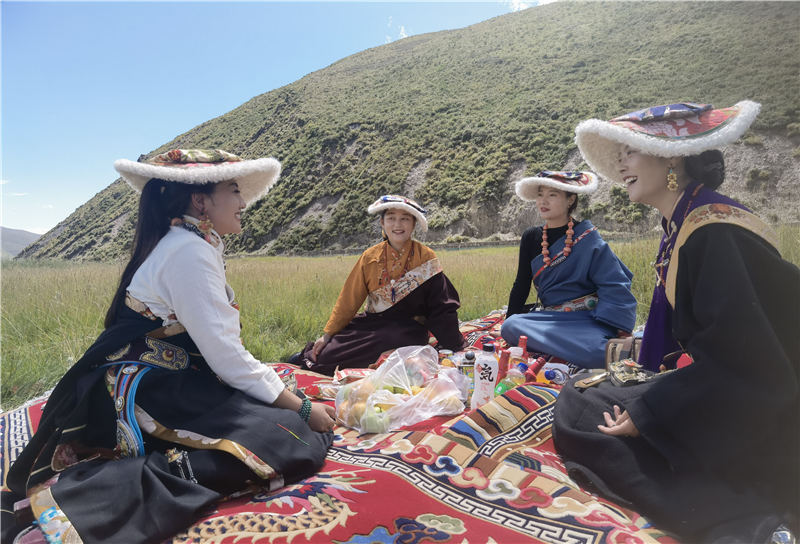 拉姆和她的朋友們在砂場修復(fù)點耍壩子。甘孜州石渠生態(tài)環(huán)境局供圖